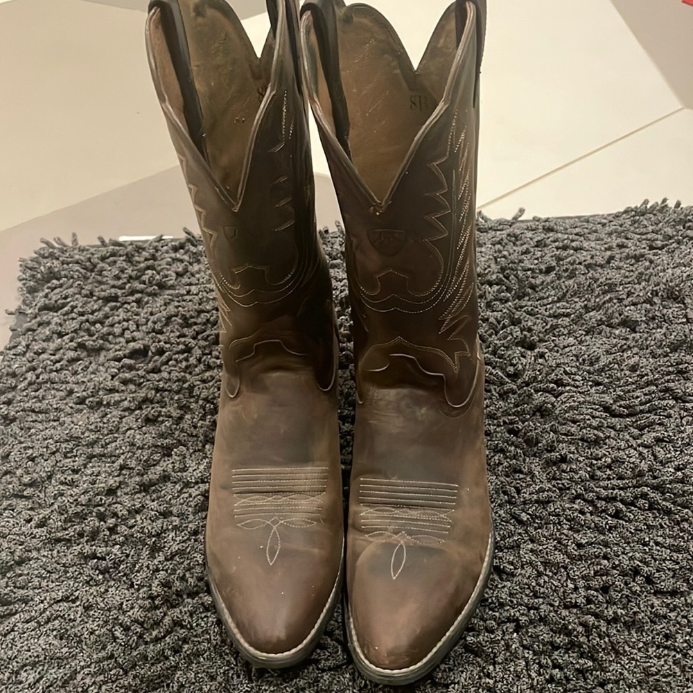 Heritage R Toe Western Boot. Slightly worn. Size 8B, Brown